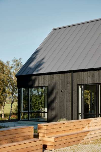 Flaget er hejst for det nye hus med det populære ståltag, Brådalvej 25, 9210 Aalborg SØ